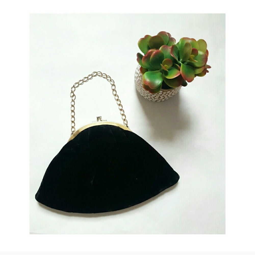 Vintage chain link velvet black clutch